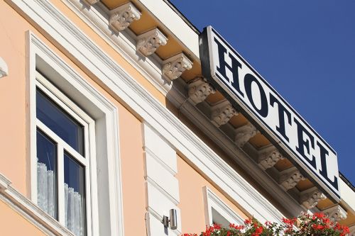 Foto: Gebäude mit Aufschrift Hotel